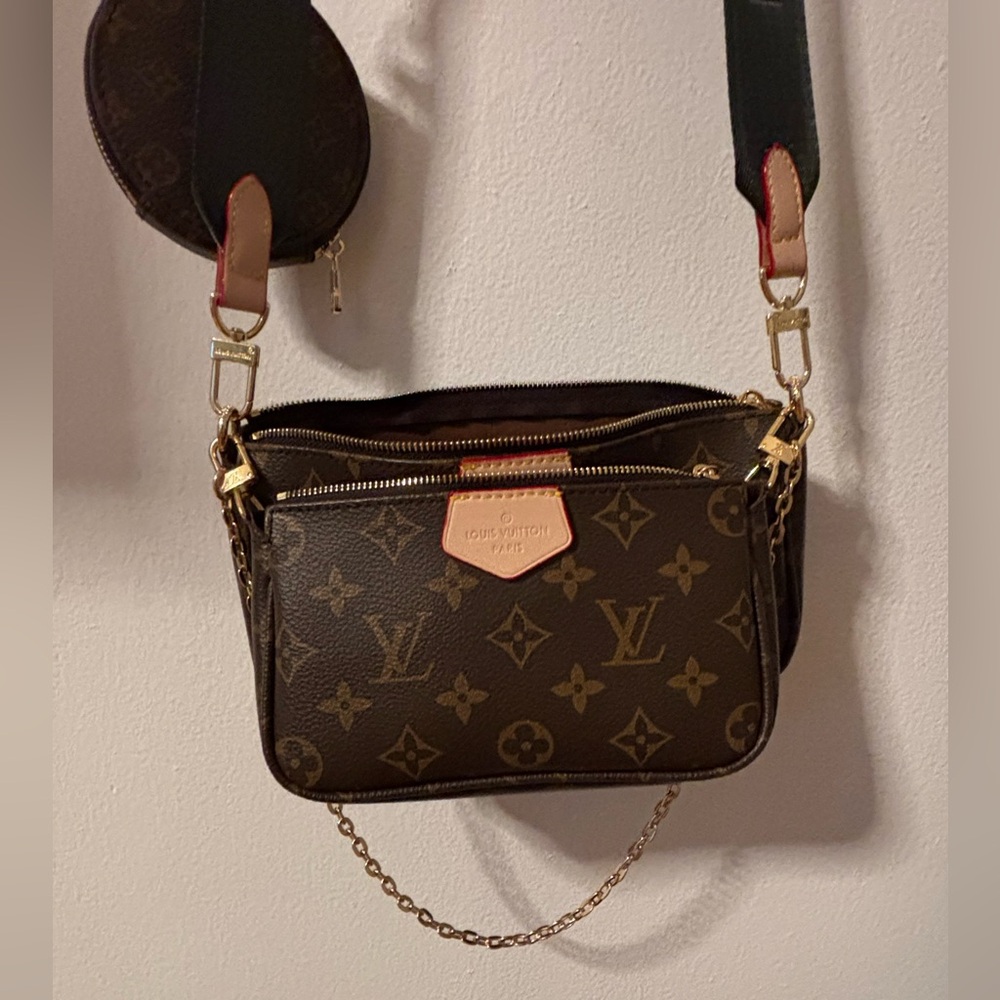 Louis Vuitton - Crossbody multi way pouch with green strap! - like real